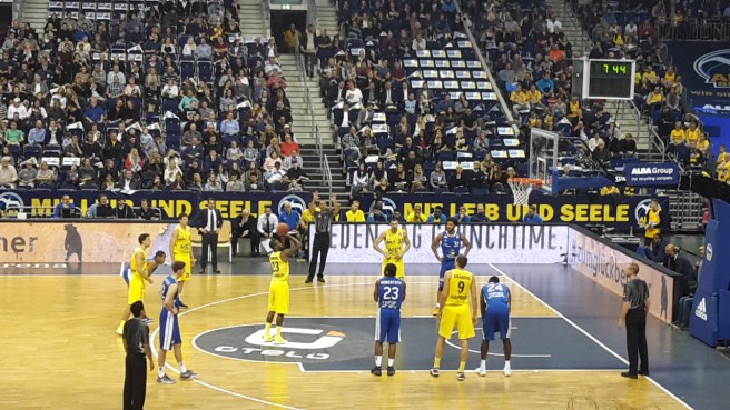 Basketball ALBA Berlin Skyliners Frankfurt Mercedes Benz Arena 20161008 (15).jpg