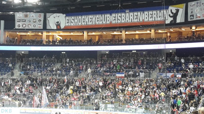 Eishockey Eisbären Berlin Kölner Haie DEL 20161007 (11).jpg