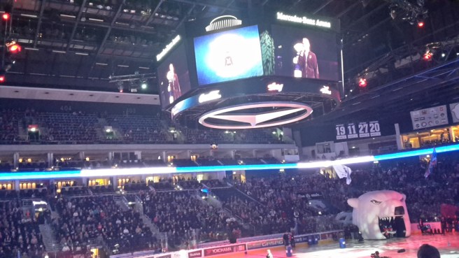 Eishockey Eisbären Berlin Kölner Haie DEL 20161007 (14).jpg