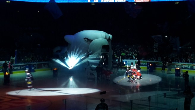 Eishockey Eisbären Berlin Kölner Haie DEL 20161007 (15).jpg