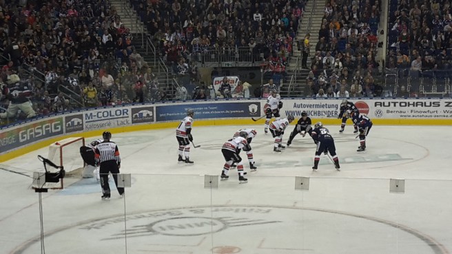 Eishockey Eisbären Berlin Kölner Haie DEL 20161007 (19).jpg