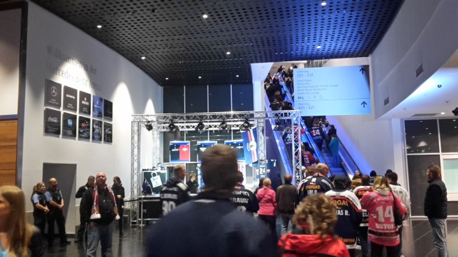 Eishockey Eisbären Berlin Kölner Haie DEL 20161007 (2).jpg