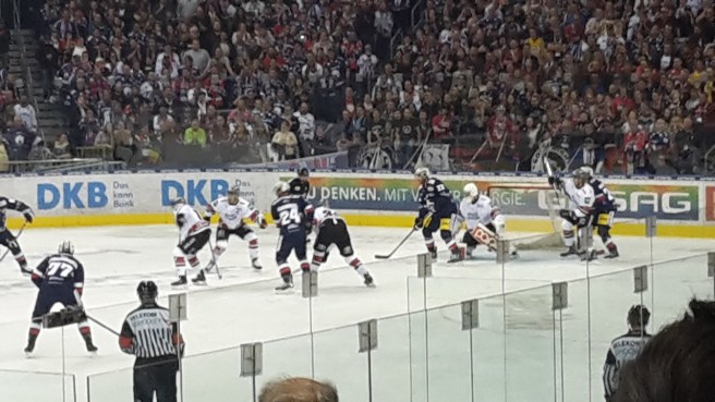 Eishockey Eisbären Berlin Kölner Haie DEL 20161007 (27).jpg
