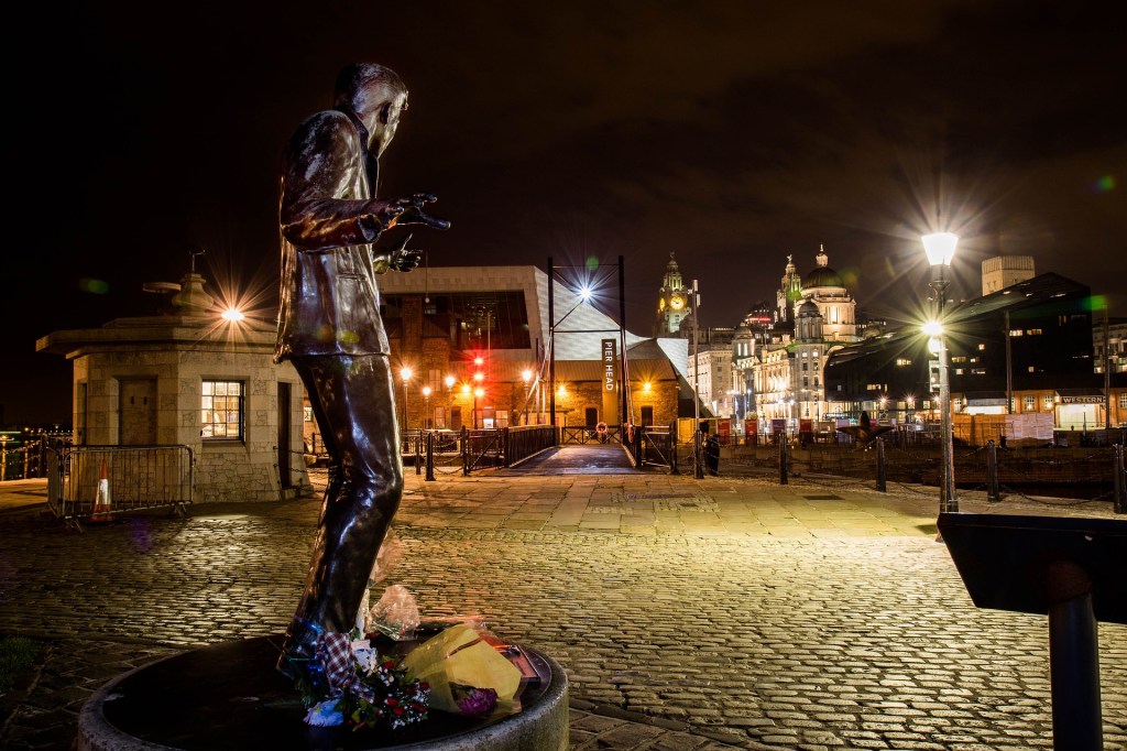 Statue des Rock'n'Roll-Sängers Billy Fury am Albert Dock in Liverpool. Auf ihrem neuen Cover-Album "Learning English Lesson 3: Mersey-Beat! The sound of Liverpool" würdigt die Rockband "Die Toten Hosen" die Musik der Liverpooler Merseyside-Kultur der 50er und 60er Jahre. (Foto: gary gray)